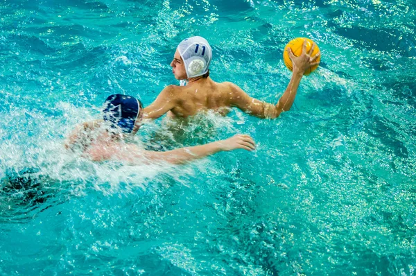 Orenburg, Russia - 6 May 2015: The boys play in water polo. — Stock Photo, Image