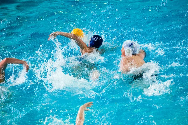 Orenburg, russland - 6. Mai 2015: Die Jungen spielen im Wasserball. — Stockfoto