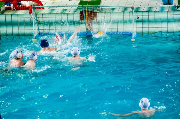 Orenburg, Ryssland - 6 maj 2015: pojkarna spela vattenpolo. — Stockfoto