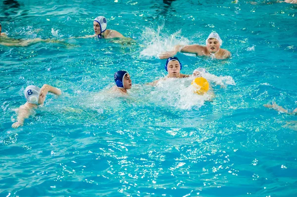 奥伦堡，俄罗斯-2015 年 5 月 6 日 ︰ 男孩玩水球. — 图库照片