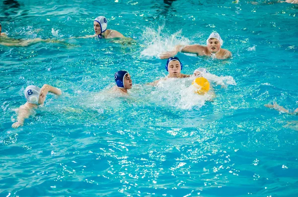 Orenburg, Russia - 6 May 2015: The boys play in water polo. — Stock Photo, Image