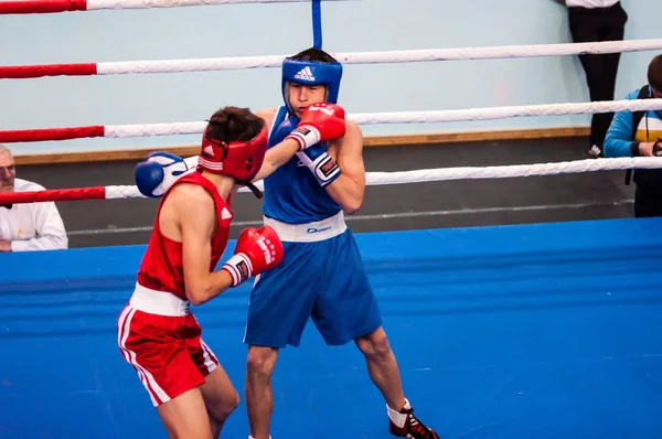 Orenburg, Rusia - 28 de abril de 2016: Los boxeadores masculinos compiten —  Fotos de Stock