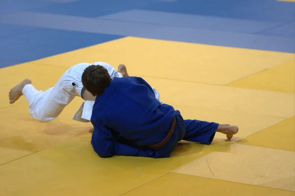 Dois judoca no tatami . — Fotografia de Stock