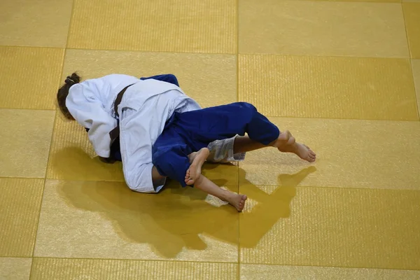 Mädchen messen sich im Judo — Stockfoto