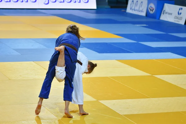 Orenburg, russland - 21.10.2016: Mädchen messen sich im Judo — Stockfoto