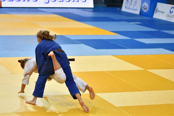 Orenburg, Rusland - 21 oktober 2016: meisjes concurreren in Judo — Stockfoto