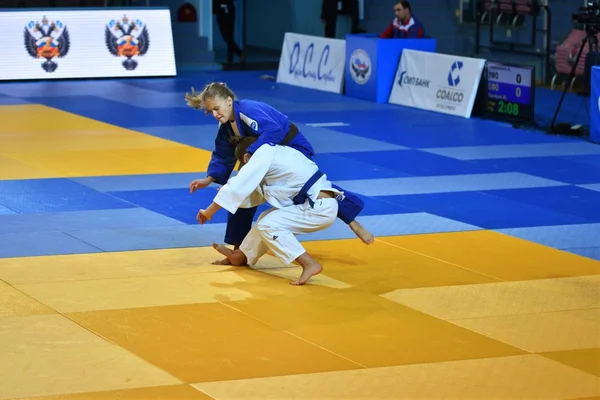 Orenburg, russland - 21.10.2016: Mädchen messen sich im Judo — Stockfoto