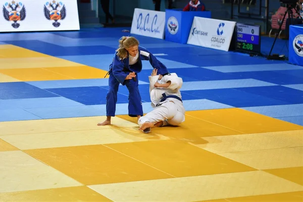 Orenburg, russland - 21.10.2016: Mädchen messen sich im Judo — Stockfoto