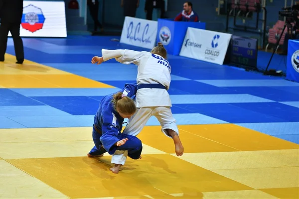 Orenburg, Rusland - 21 oktober 2016: meisjes concurreren in Judo — Stockfoto