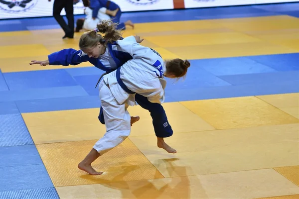 Orenburg, russland - 21.10.2016: Mädchen messen sich im Judo — Stockfoto