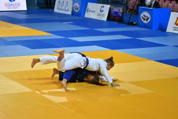 Orenburg, Rusland - 21 oktober 2016: meisjes concurreren in Judo — Stockfoto