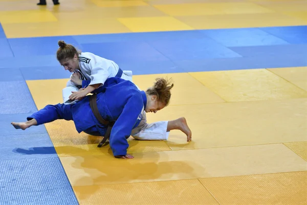 Orenburg, russland - 21.10.2016: Mädchen messen sich im Judo — Stockfoto