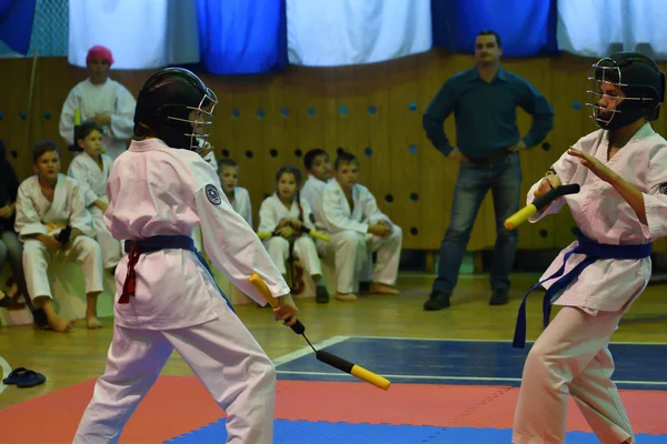 Orenburg, Rússia - 30 de outubro de 2016: Meninos competem no nunchaku em competições no Kobudo — Fotografia de Stock