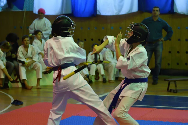 Orenburg, Rosja - 30 października 2016 roku: chłopcy konkurować na nunchaku w konkursach na Kobudo — Zdjęcie stockowe