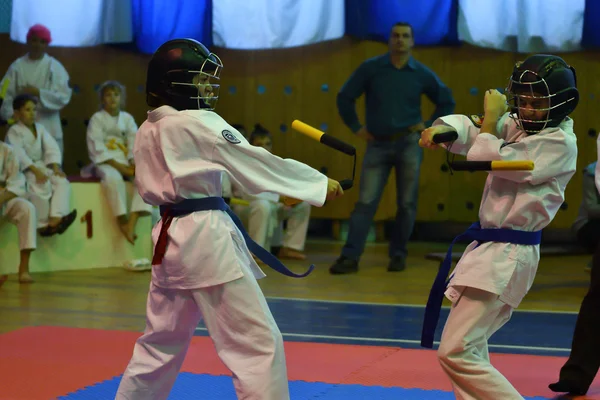 Orenburg, Rosja - 30 października 2016 roku: chłopcy konkurować na nunchaku w konkursach na Kobudo — Zdjęcie stockowe