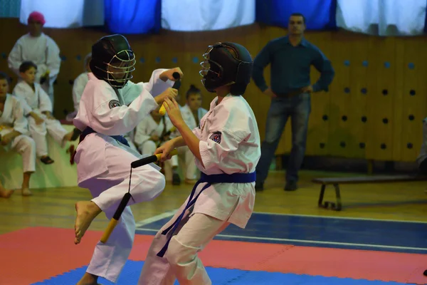 Orenburg, Russia - 30 ottobre 2016: I ragazzi gareggiano sul nunchaku nelle competizioni sul Kobudo — Foto Stock