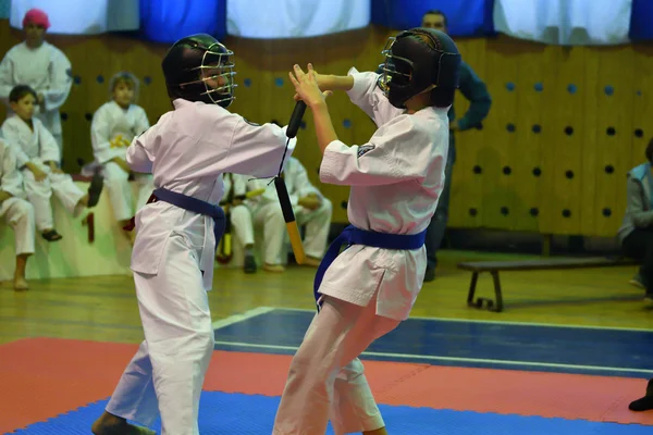 Orenburg, Rosja - 30 października 2016 roku: chłopcy konkurować na nunchaku w konkursach na Kobudo — Zdjęcie stockowe