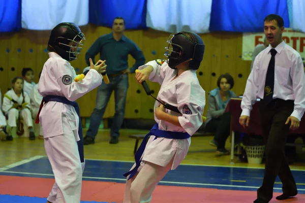 Orenburg, russland - 30. oktober 2016: knaben messen sich auf nunchaku bei wettbewerben auf kobudo — Stockfoto