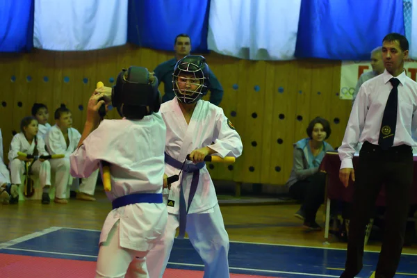 Orenburg, Rosja - 30 października 2016 roku: chłopcy konkurować na nunchaku w konkursach na Kobudo — Zdjęcie stockowe