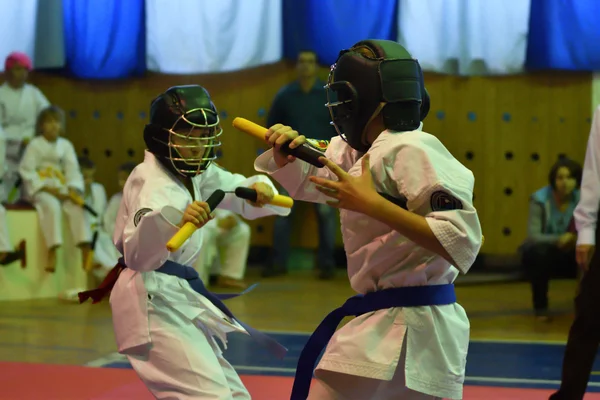 奥伦堡，俄罗斯-2016 年 10 月 30 日︰ 男孩在比赛上 Kobudo 的双节棍上竞争 — 图库照片