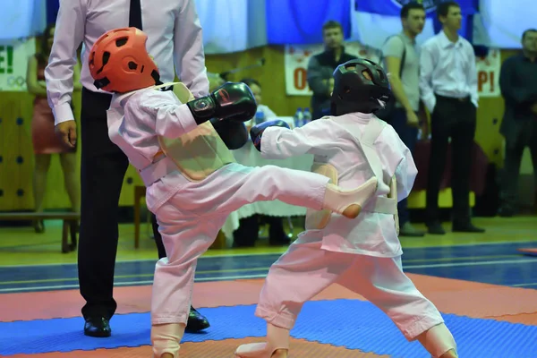 Orenburg, Rússia - 30 de outubro de 2016: Crianças competem em Kobudo — Fotografia de Stock