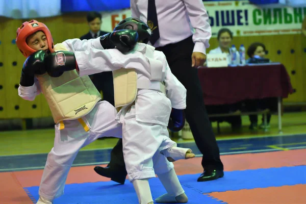 Orenburg, Rusland - 30 oktober 2016: Børn konkurrerer i Kobudo - Stock-foto