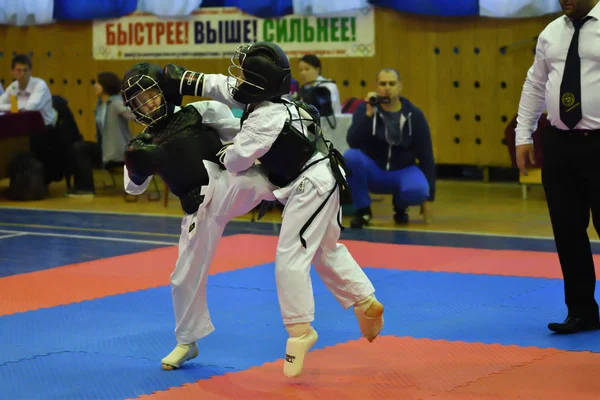 Orenburg, Rússia - 30 de outubro de 2016: Os meninos competem no Kobudo — Fotografia de Stock