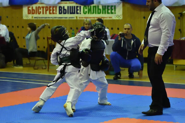 Orenburg, Rússia - 30 de outubro de 2016: Os meninos competem no Kobudo — Fotografia de Stock