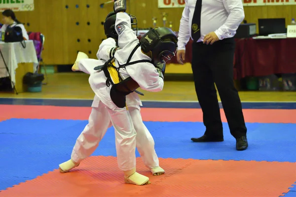 Orenburg, Russie - 30 octobre 2016 : Les garçons concourent dans le Kobudo — Photo