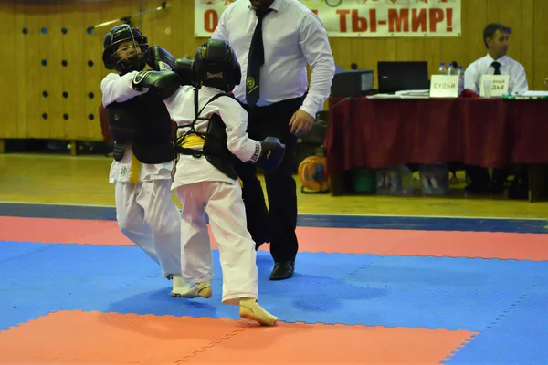 Orenburg, Rússia - 30 de outubro de 2016: Os meninos competem no Kobudo — Fotografia de Stock