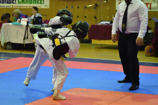 Orenburg, Rússia - 30 de outubro de 2016: Os meninos competem no Kobudo — Fotografia de Stock