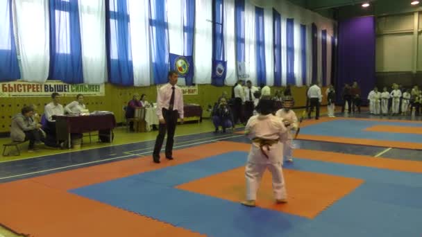 Orenburg, Russia - 30 ottobre 2016: I ragazzi gareggiano sul nunchaku nelle competizioni sul Kobudo — Video Stock