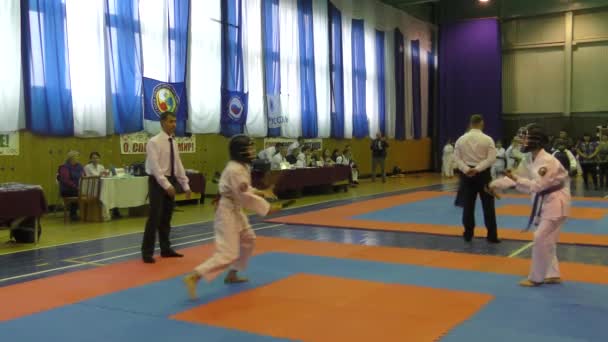 Orenburg, Rusia - 30 de octubre de 2016: Los niños compiten en nunchaku en competiciones en Kobudo — Vídeo de stock