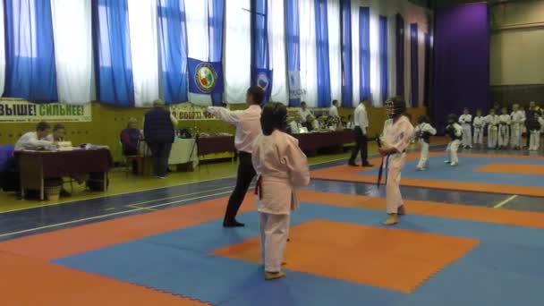 Orenburg, Rusia - 30 de octubre de 2016: Los niños compiten en nunchaku en competiciones en Kobudo — Vídeos de Stock