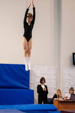 Orenburg, Rusya Federasyonu - 30 Nisan 2016: kız rekabet trambolin üzerinde atlama