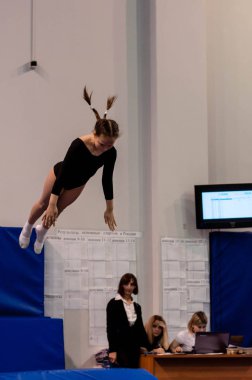 Orenburg, Rusya Federasyonu - 30 Nisan 2016: kız rekabet trambolin üzerinde atlama