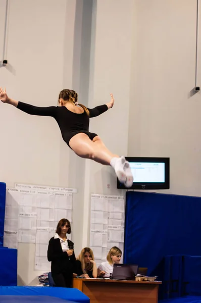 Orenburg, Russia - 30 April 2016: Girls compete in jumping on the trampoline — Stock Photo, Image