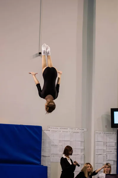 Orenburg, russland - 30. April 2016: Mädchen messen sich beim Trampolinspringen — Stockfoto