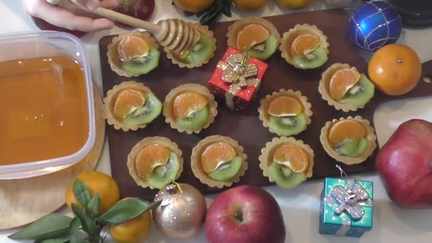 Kerst dessert met honing — Stockvideo