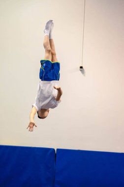 Orenburg, Rusya Federasyonu - 30 Nisan 2016: boys trambolin üzerinde atlama rekabet.