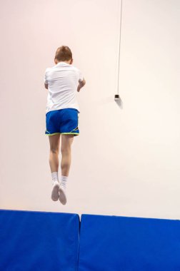 Orenburg, Rusya Federasyonu - 30 Nisan 2016: boys trambolin üzerinde atlama rekabet.