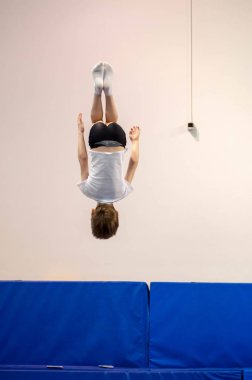 Orenburg, Rusya Federasyonu - 30 Nisan 2016: boys trambolin üzerinde atlama rekabet.