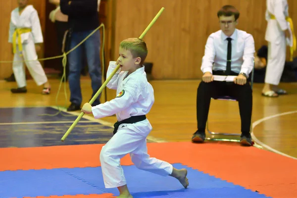 Orenburg, Rusland - 30 oktober 2016: de jongen voert oefeningen met een houten paal — Stockfoto