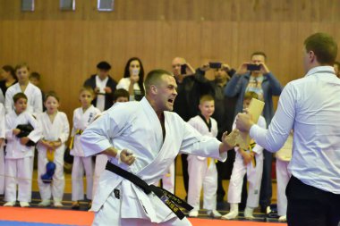 Orenburg, Rusya Federasyonu - 30 Ekim 2016: adam bir ahşap tahta kırmak için darbe eller