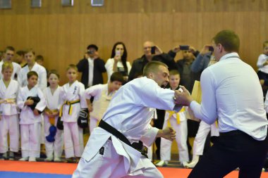 Orenburg, Rusya Federasyonu - 30 Ekim 2016: adam bir ahşap tahta kırmak için darbe eller