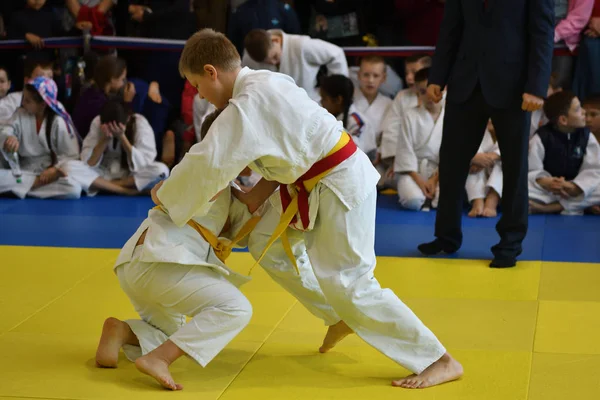 Orenburg, Rússia - 05 de novembro de 2016: Meninos competem em Judô — Fotografia de Stock