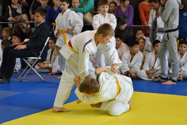 Orenburg, Rosja - 05 listopad 2016: chłopcy konkurować w Judo — Zdjęcie stockowe