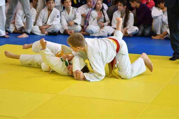 Orenburg, Rosja - 05 listopad 2016: chłopcy konkurować w Judo — Zdjęcie stockowe