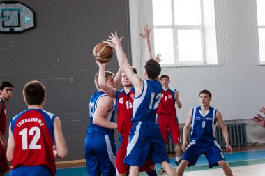 Orenburg, Rusya Federasyonu - 15 Mayıs 2015: Boys oyun Basketbol
