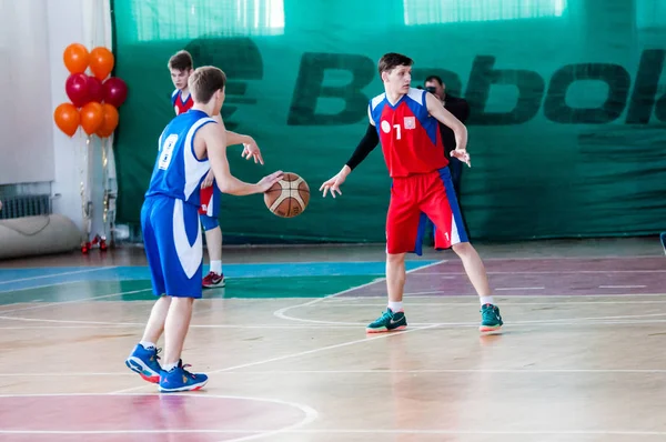 Orenburg, Rusland - 15 mei 2015: jongens spelen basketbal — Stockfoto